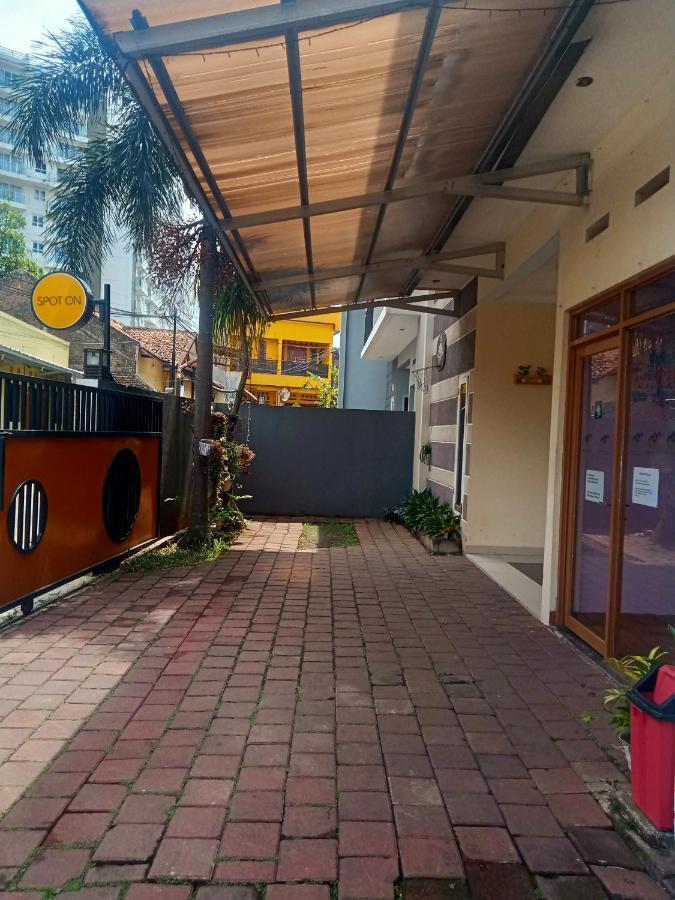 Radio Backpacker Guesthouse Syariah Bandung Esterno foto